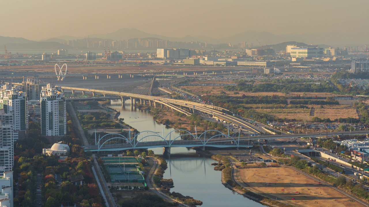 白天——韩国仁川延寿区松岛国际商务区的会议桥和公寓视频下载