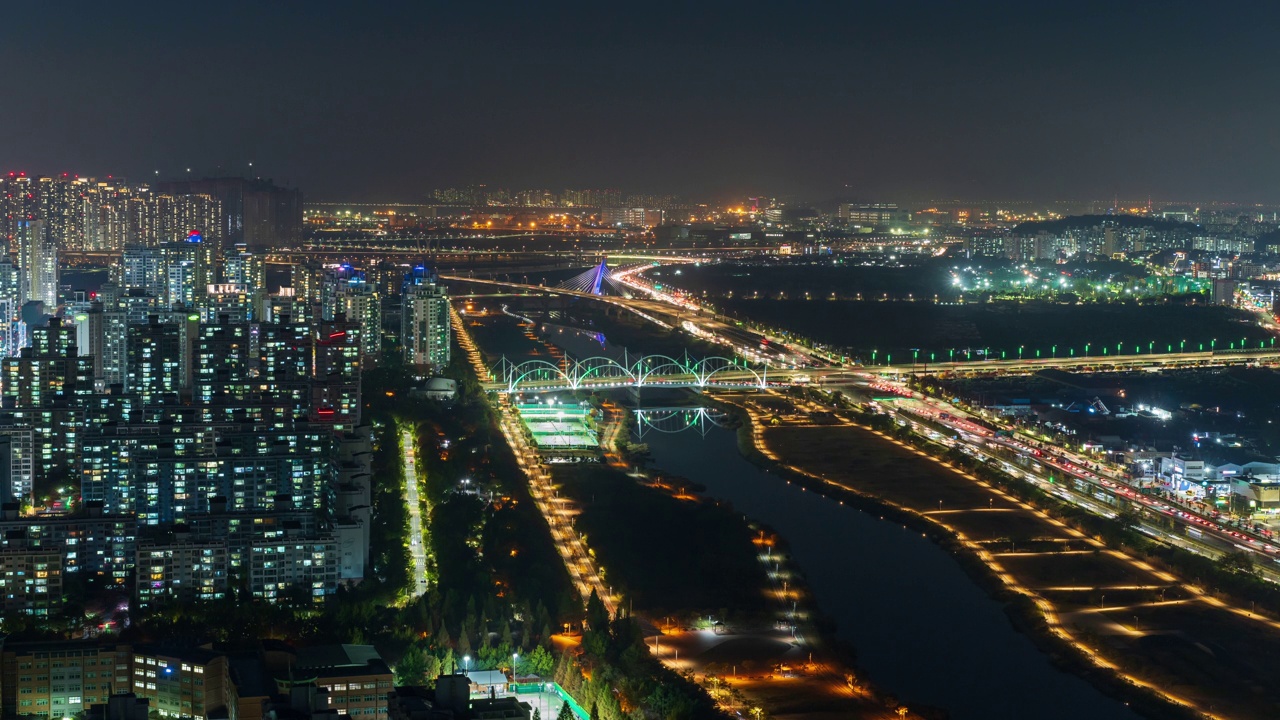 韩国仁川延寿区松岛国际商务区的夜间会议桥和公寓视频下载