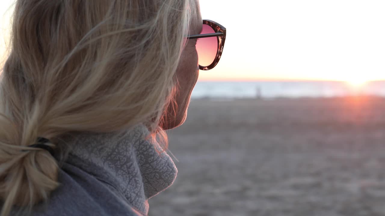 女人在空旷的海滩上享受日出，特写视频素材
