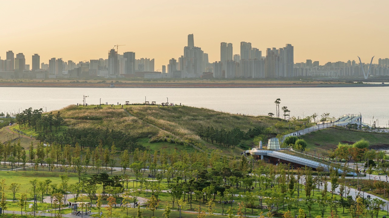 白天——韩国京畿道始兴市培歌新城市和松岛国际商圈中心的培歌生命公园视频下载