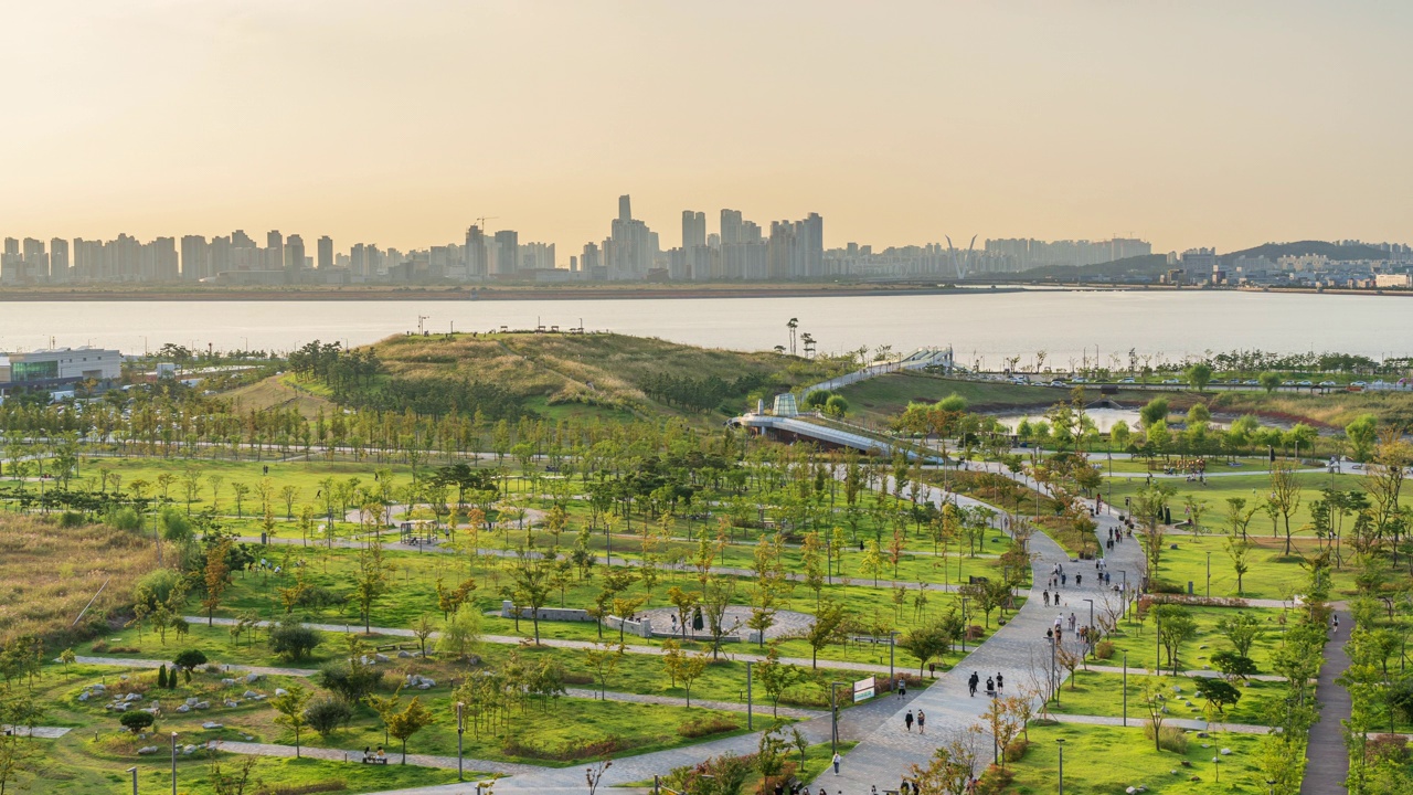 白天——韩国京畿道始兴市培歌新城市和松岛国际商圈中心的培歌生命公园视频素材