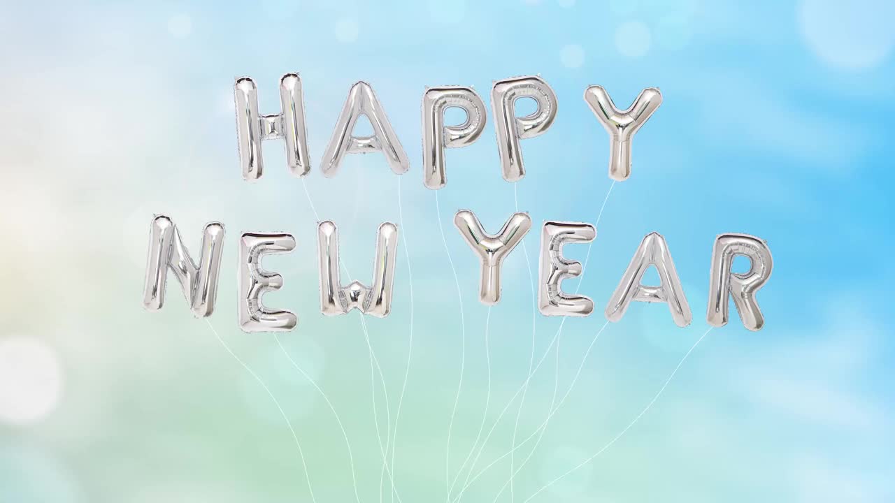 2022年新年快乐定格动画金银气球动画概念。介绍和外部与文本信息或标志的复制空间，蓝色的天空背景。视频素材