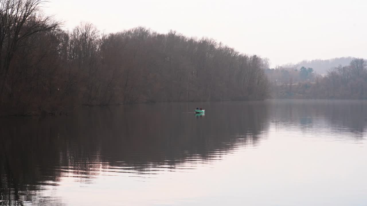 一艘渔船在沼泽溪水库的风景视频下载