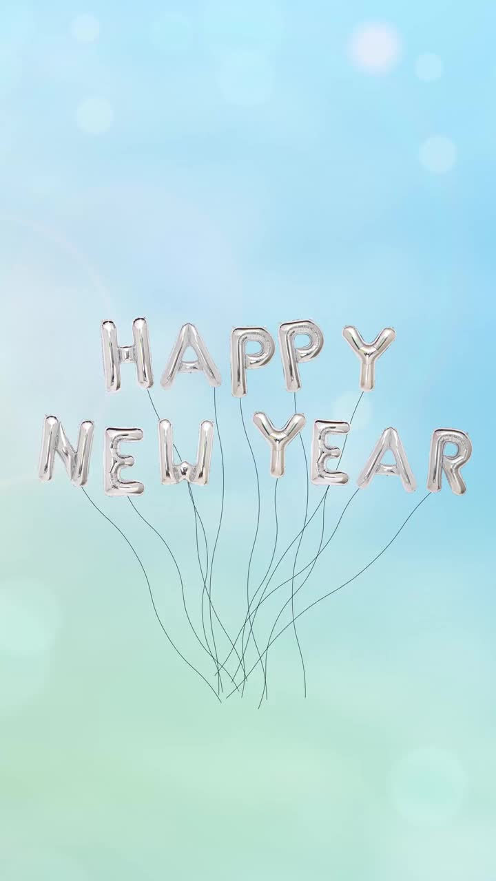 2022年新年快乐定格动画金银气球动画概念。介绍和外部与文本信息或标志的复制空间，蓝色的天空背景。视频素材