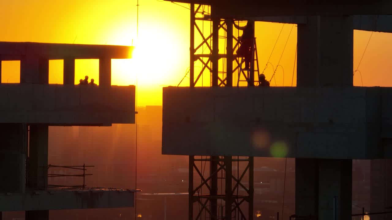 日落时摩天大楼建筑工地的鸟瞰图视频下载