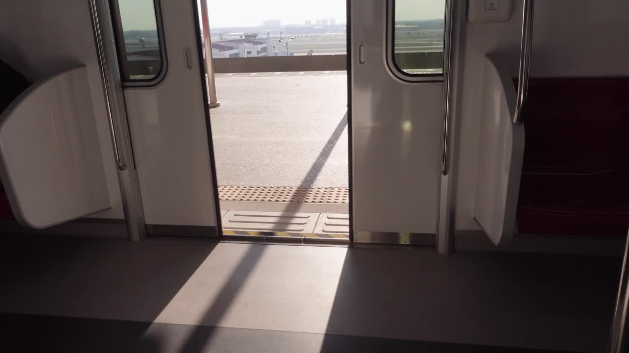 车站的电动火车门可以搭载乘客视频素材
