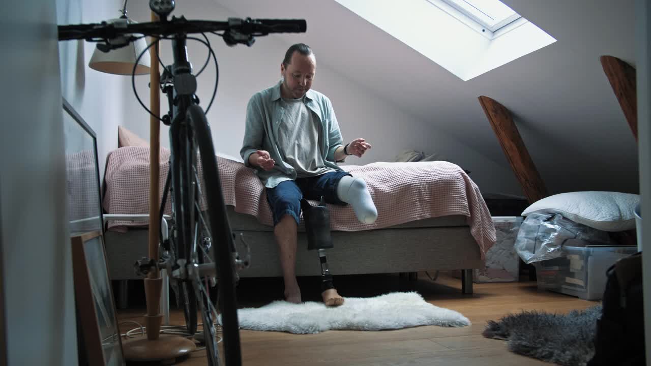 一名男子戴着假腿从卧室拿出自行车视频下载