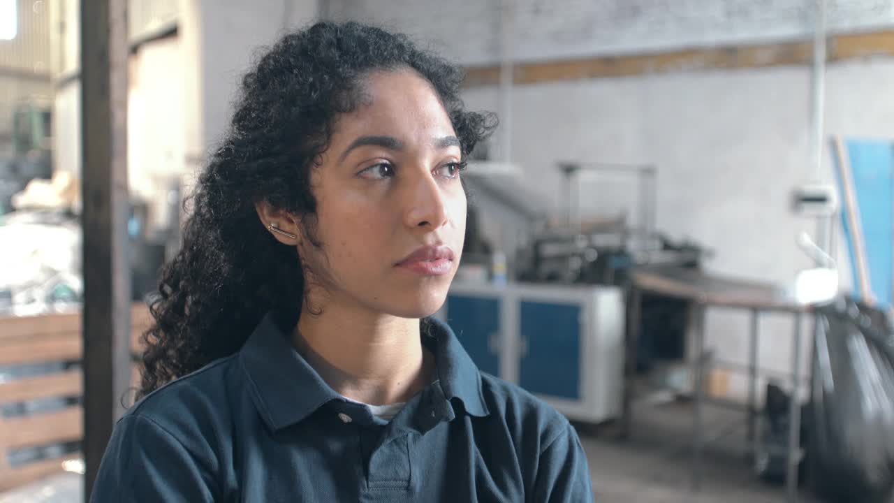塑料回收厂的蓝领工人画像视频素材