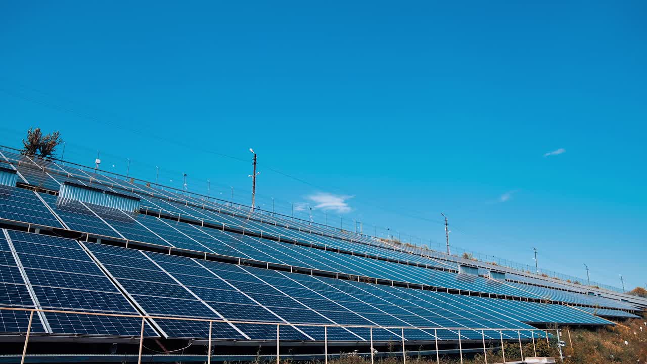 有角度的光伏太阳能电池板。新的太阳能农场。阳光电池在蓝天背景在阳光。清洁能源生产。视频素材