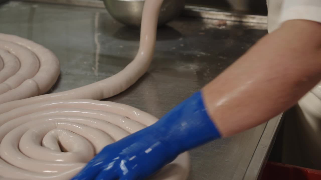 制作香肠的猪肉肠里填满了碎肉和香料视频下载
