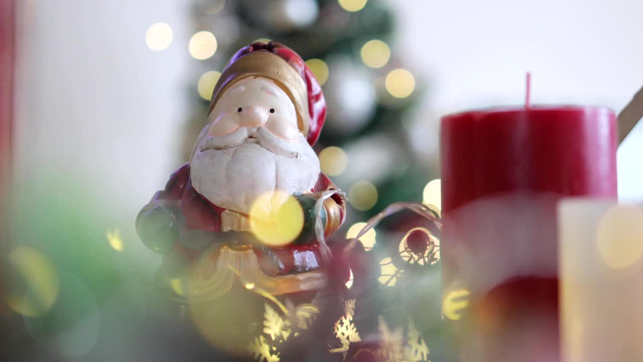 近距离4k视频圣诞节装饰在桌子上庆祝圣诞节或新年装饰。冬日庆典和假日的完美照片视频下载