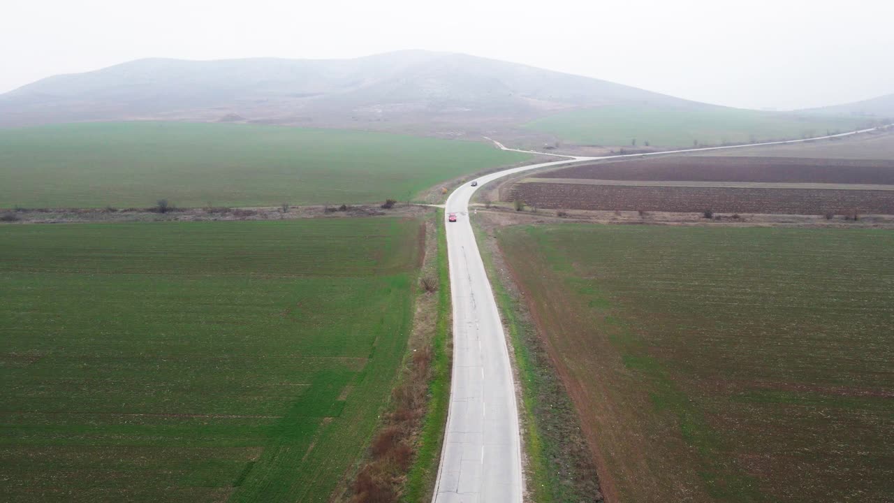 冬季空中公路旅行绿色的麦田。视频下载