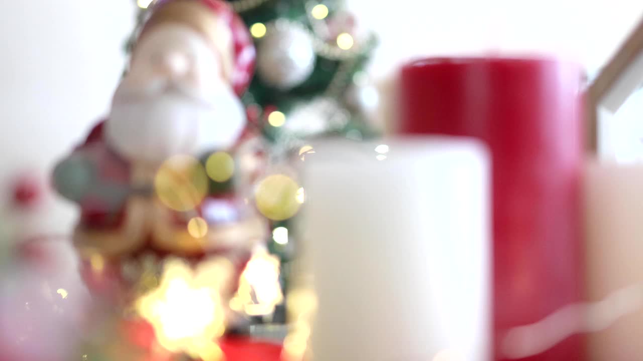 近距离4k视频圣诞节装饰在桌子上庆祝圣诞节或新年装饰。冬日庆典和假日的完美照片视频下载