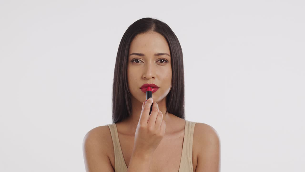 一个漂亮的年轻女子涂口红的4k视频片段视频下载