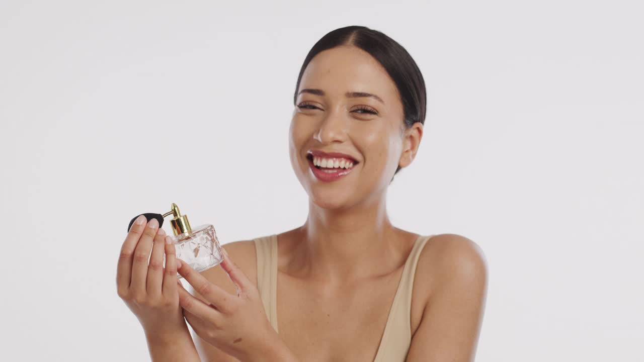 一个美丽的年轻女子用香水喷洒自己的4k视频片段视频素材