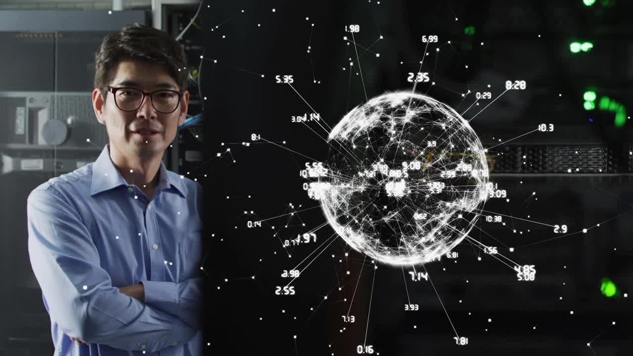 全球动画与连接微笑亚洲男性it工程师由计算机服务器视频下载