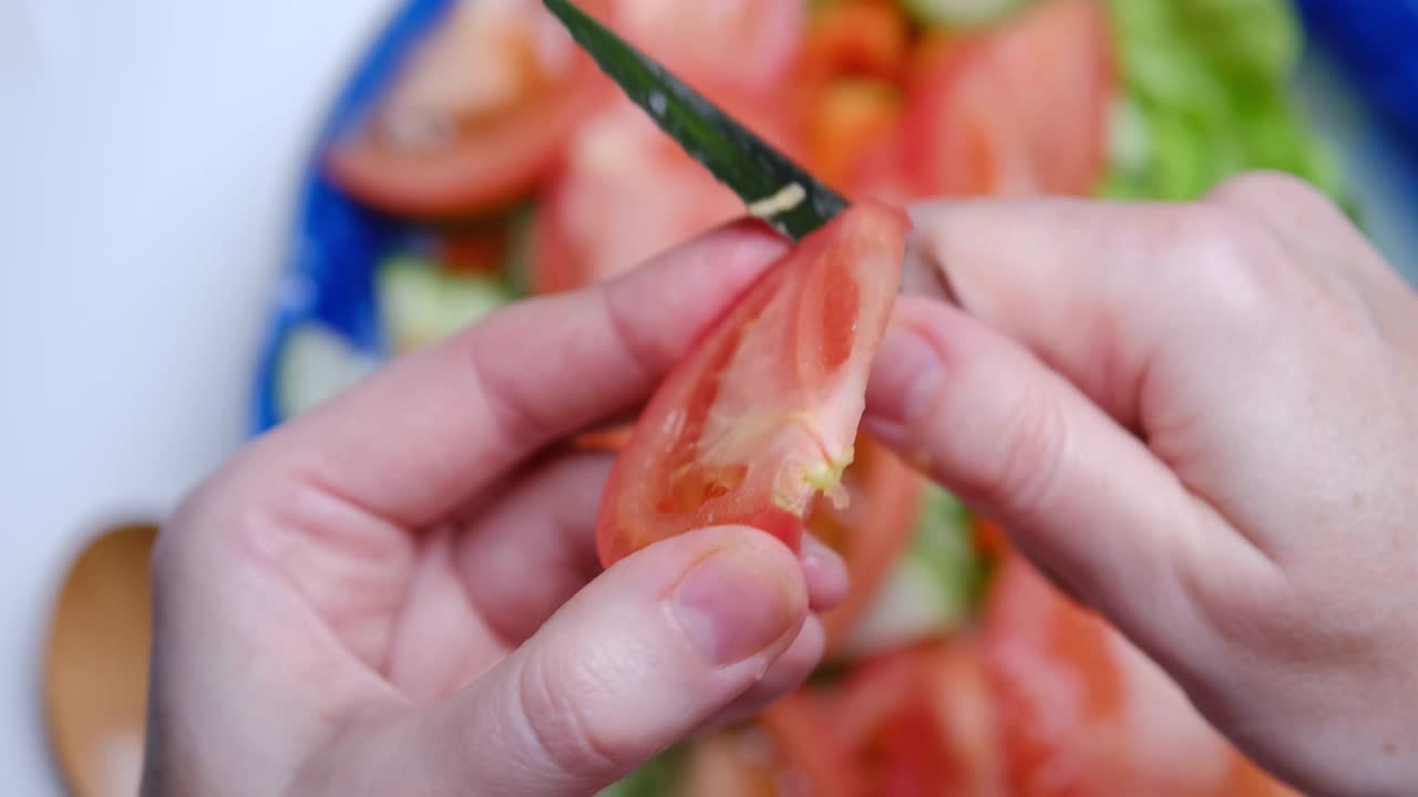 人类的双手正在做新鲜蔬菜沙拉视频素材