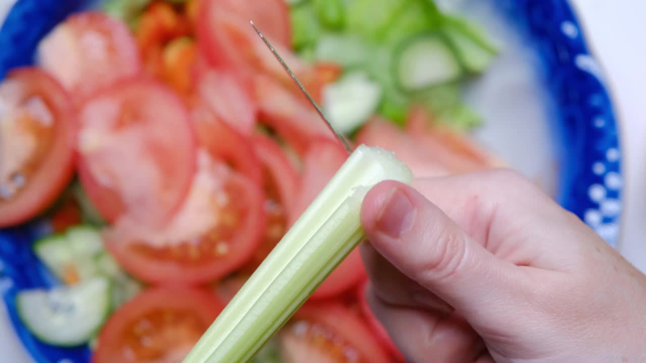 人类的双手正在做新鲜蔬菜沙拉视频素材