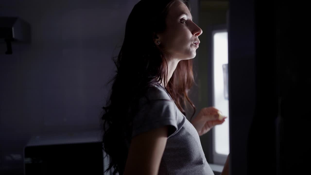 怀孕的人晚上打开冰箱。视频下载