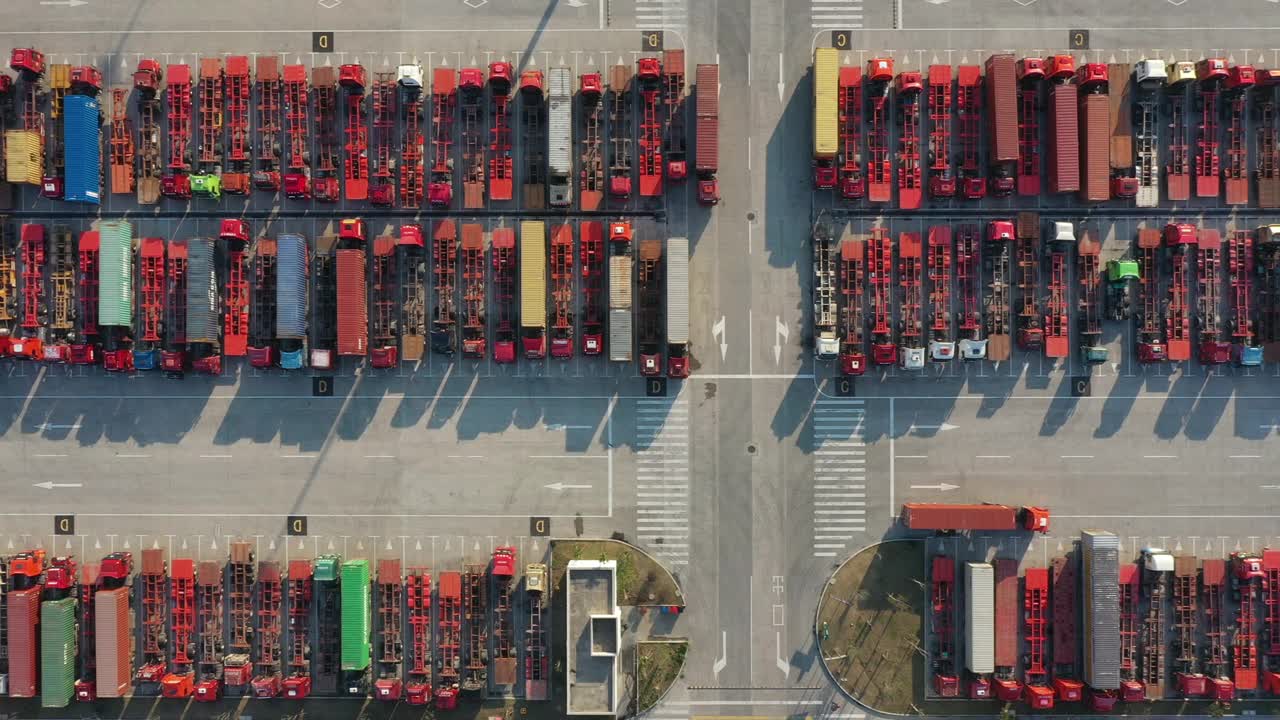 在联运货场排列的卡车拖车的实时/鸟瞰图视频素材