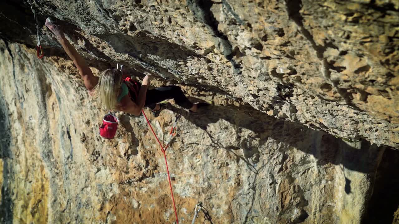 女人攀岩上悬崖stock视频视频素材