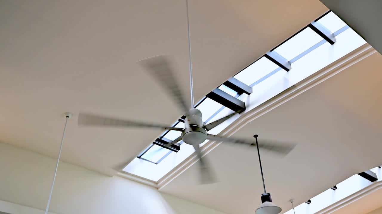 吊扇悬挂在天花板上旋转视频素材