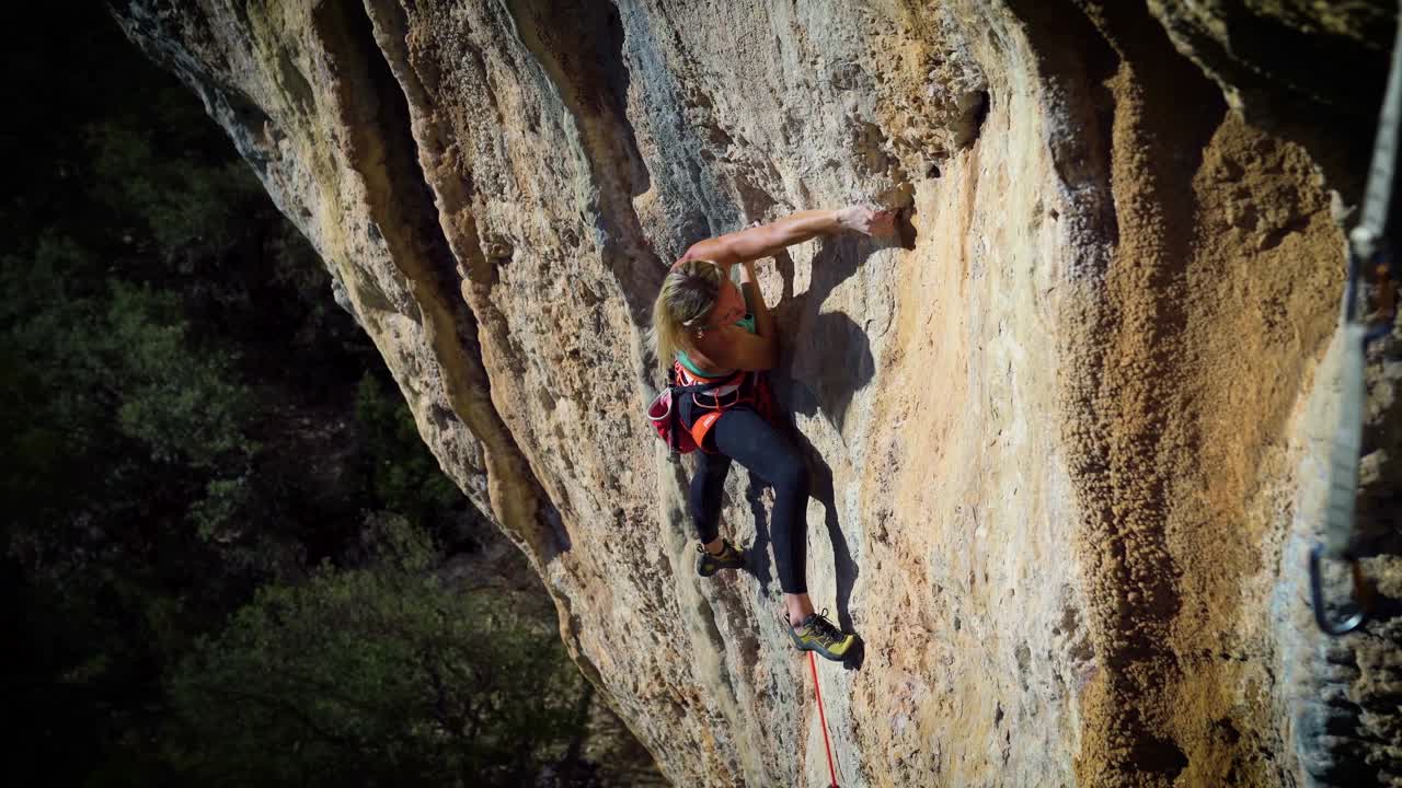 女子攀岩运动路线视频素材