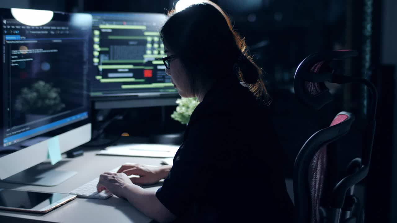 女人正在对着电脑屏幕编程视频素材