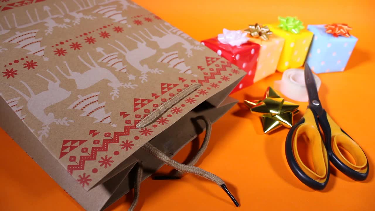 把一些礼物放在回收袋和纸板里的人，为圣诞节聚会或假期准备视频下载