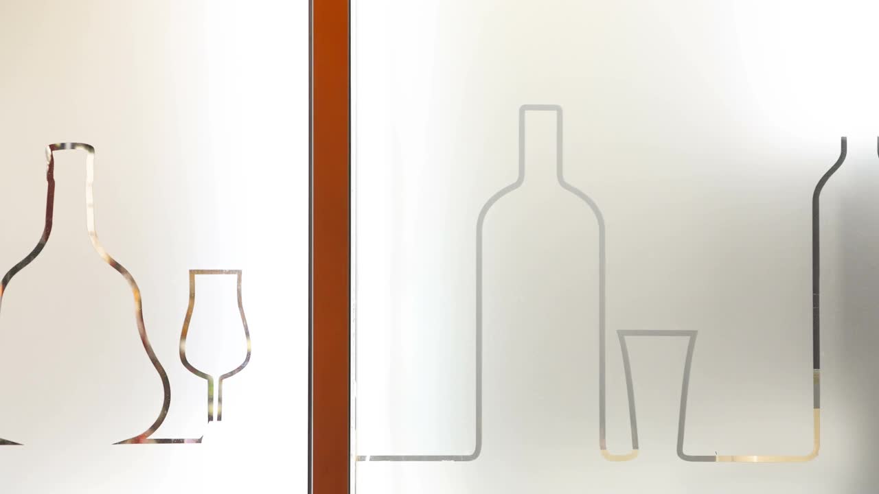 爱沙尼亚塔林玻璃窗上的玻璃和酒瓶视频下载
