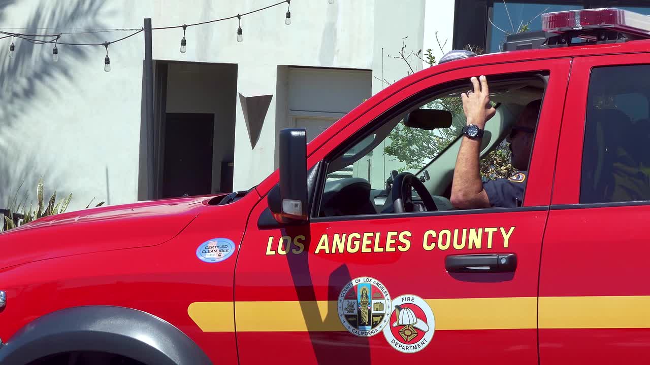加州洛杉矶消防局急救车等待紧急响应，4K视频素材