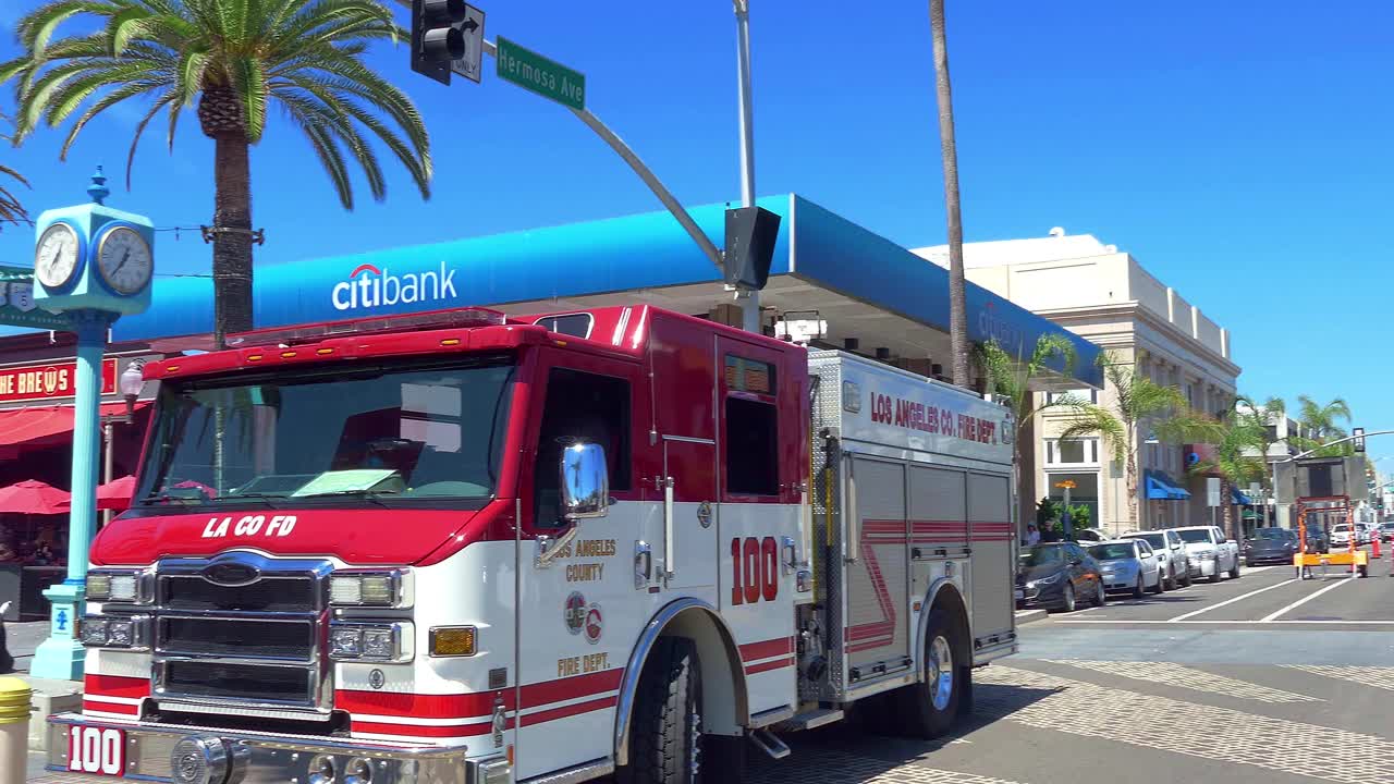 加州赫莫萨海滩，洛杉矶消防局急救车处于待命状态，等待紧急响应，4K视频素材