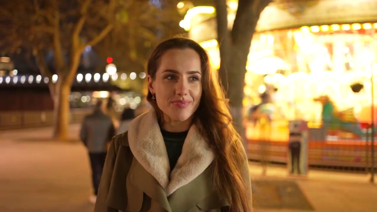 一个年轻的女人晚上步行去见一个朋友视频下载