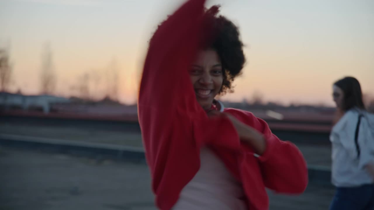 年轻女子在街上跳舞的肖像视频下载