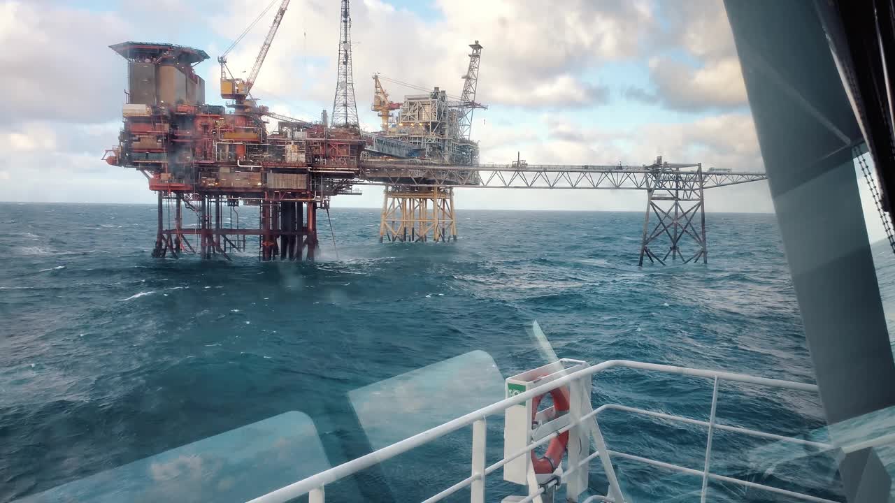 平台供应船PSV靠近石油钻井平台视频素材