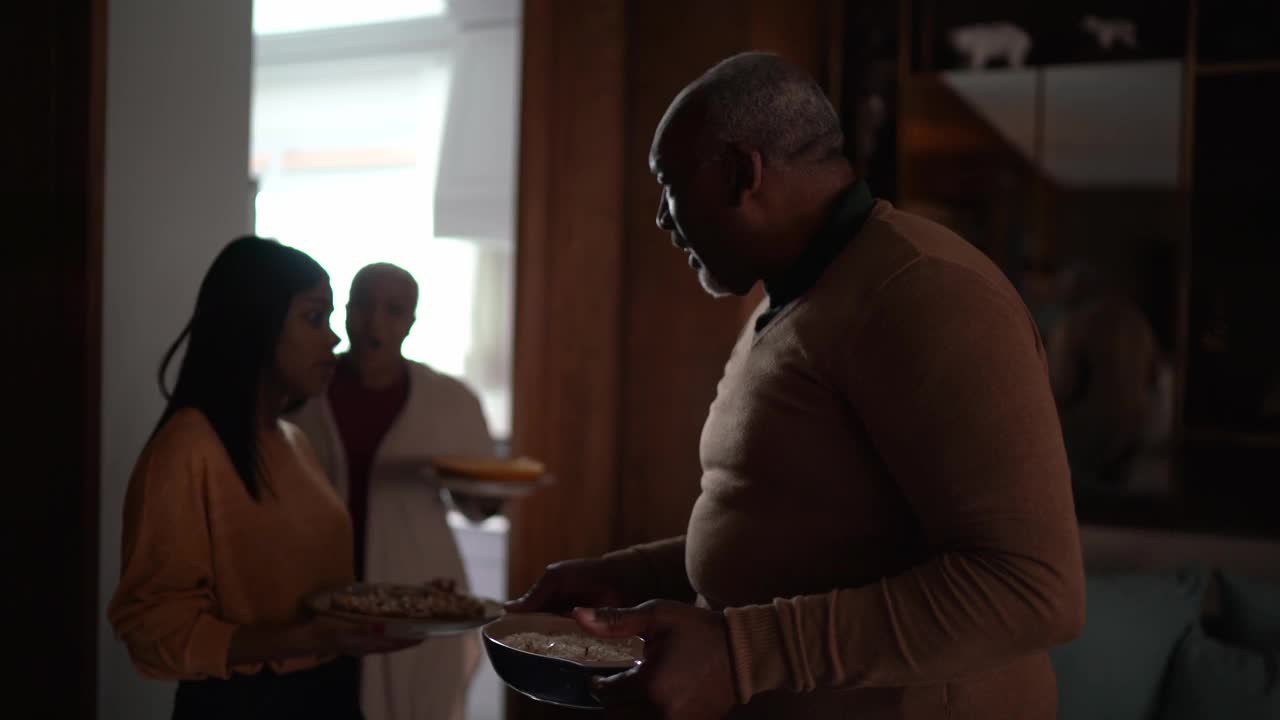 家人带食物到家里的圣诞午餐视频下载