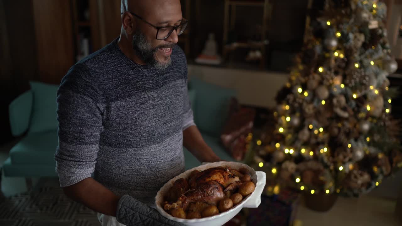 一名成年男子在圣诞节在家烤火鸡视频下载