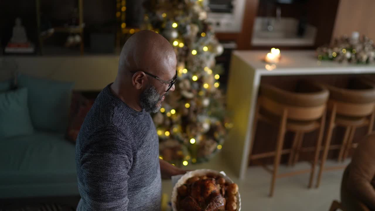 一名成年男子在圣诞节在家烤火鸡视频下载
