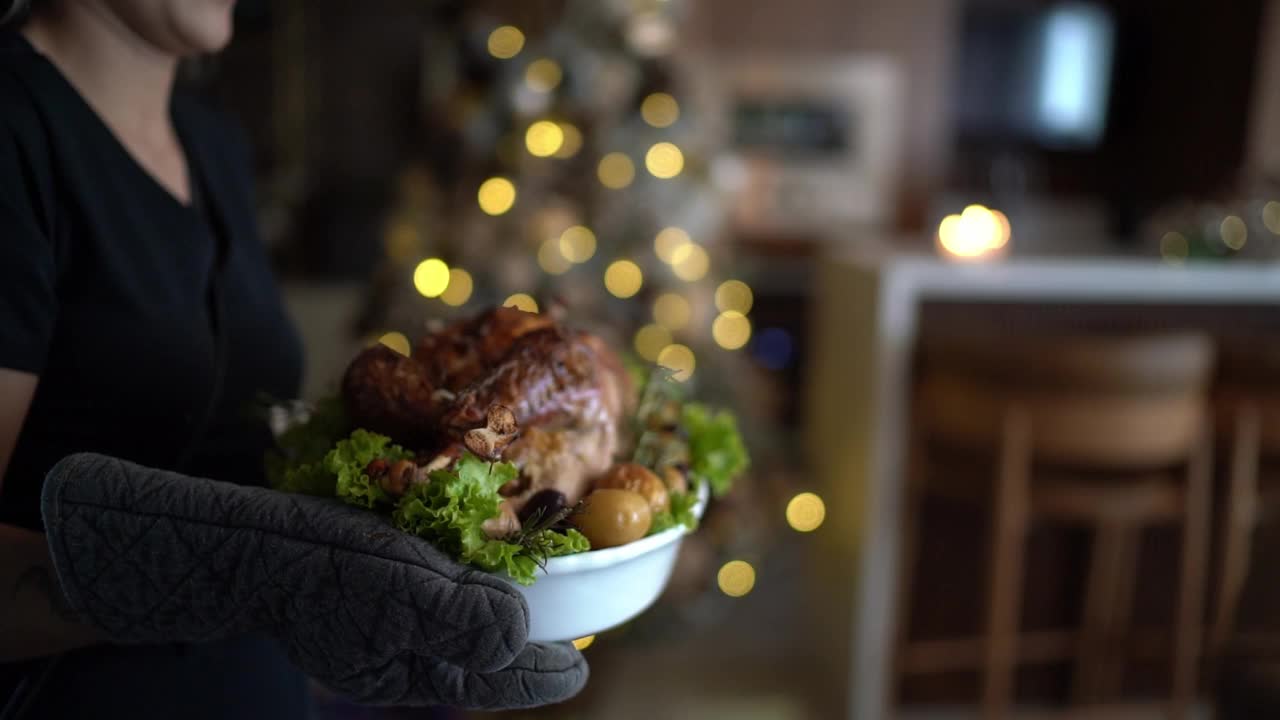 圣诞节在家端烤火鸡的女人视频下载