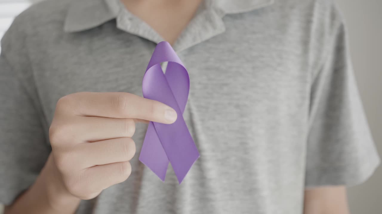 手握紫色丝带，老年痴呆症，胰腺癌，癫痫意识，世界癌症日视频下载