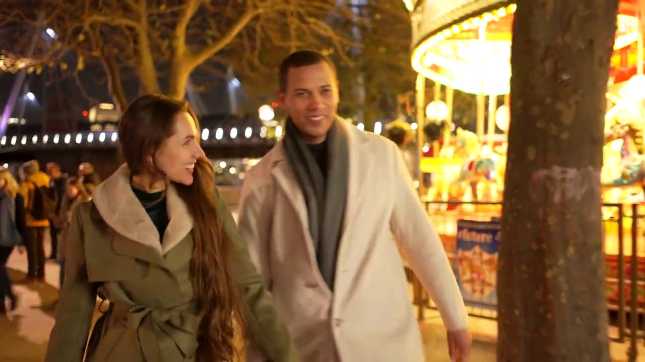 一对年轻夫妇在城市的夜晚与朋友见面视频下载