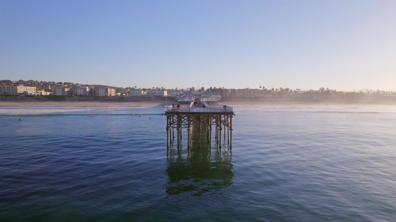 清晨，圣地亚哥Mission海滩的水晶码头视频下载