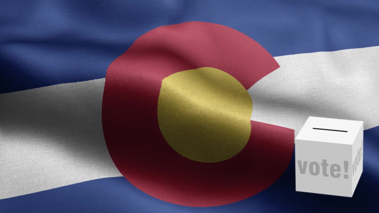 科罗拉多州-选票飞到盒子科罗拉多选择-票箱在国旗前-选举-投票-国旗科罗拉多州波图案循环元素-织物纹理和无尽的循环-科罗拉多州循环国旗视频下载