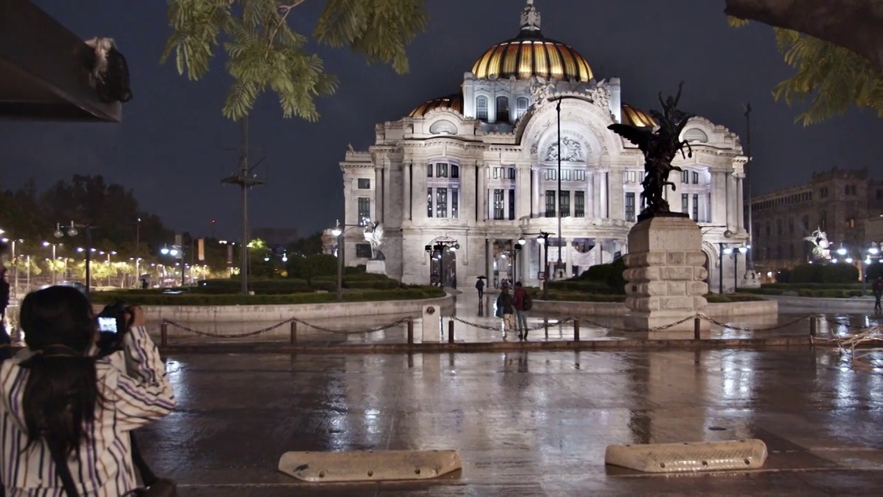 游客们正在拍贝拉阿尔特斯宫的照片。墨西哥城视频下载