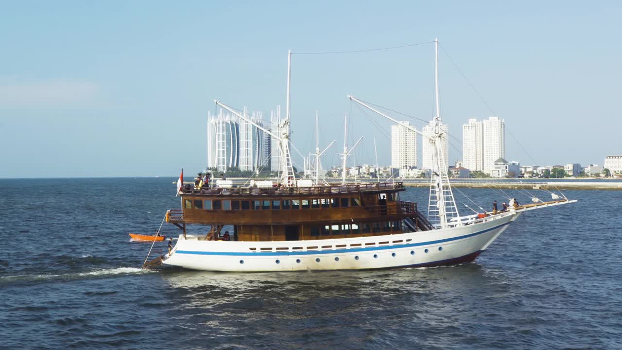 航拍菲尼斯的船在海上航行视频下载