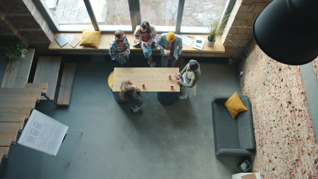 一群带披萨到现代开放空间办公室的商人的顶视图视频素材