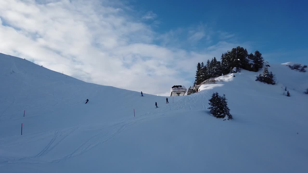 瑞士山区度假胜地Flumserber的滑雪椅升降机视图。白雪覆盖的山脉，阳光灿烂的日子，无法辨认的游客，实时的。视频素材