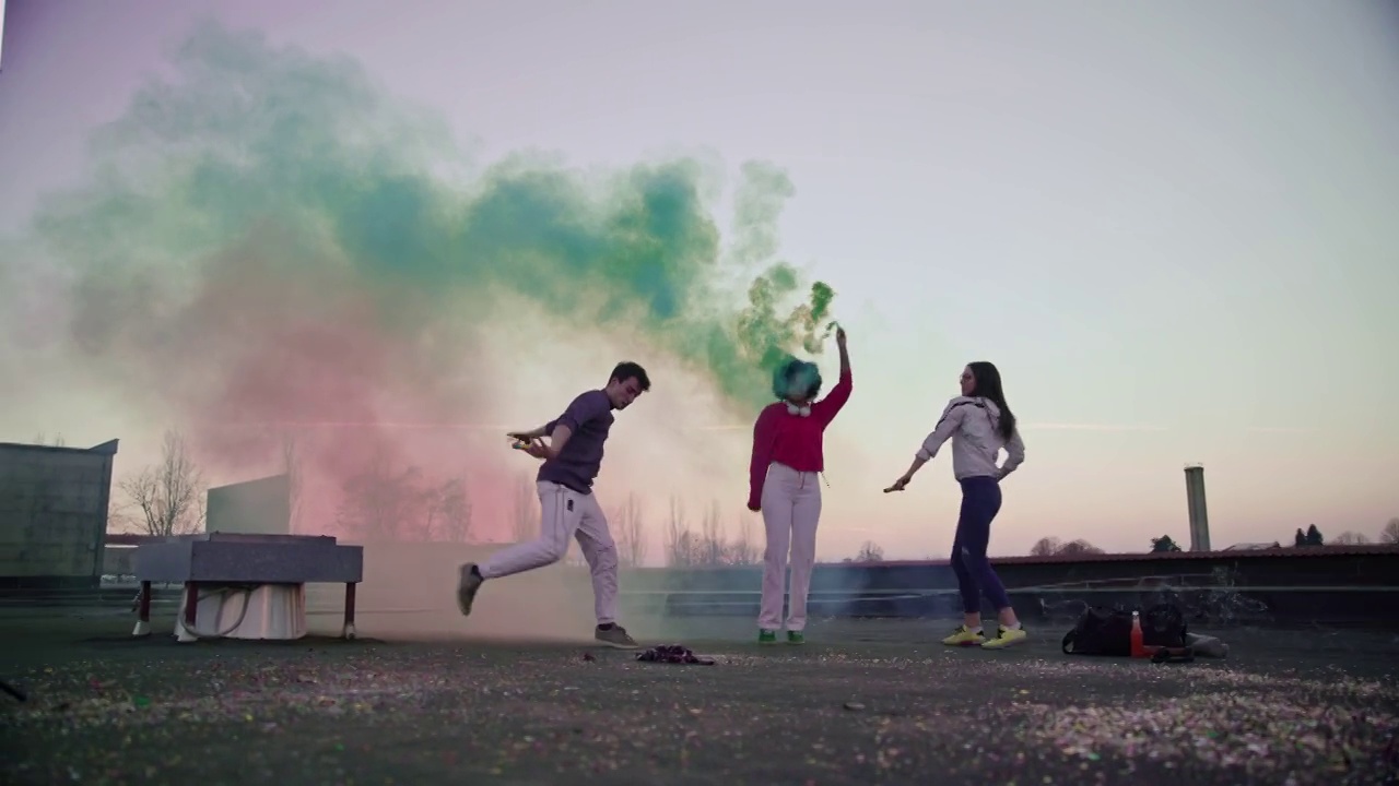 年轻的舞者拿着烟雾弹在街上跳霹雳舞视频素材