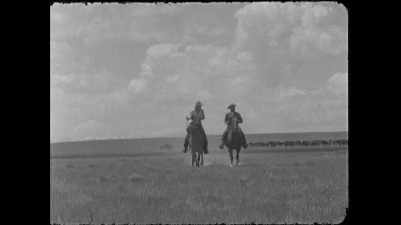 两个牛仔慢跑向摄像机;1962视频素材