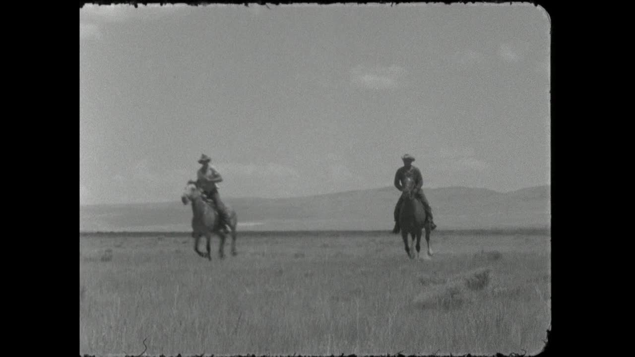 两个牛仔在怀俄明州的平原上赛跑;1962视频素材